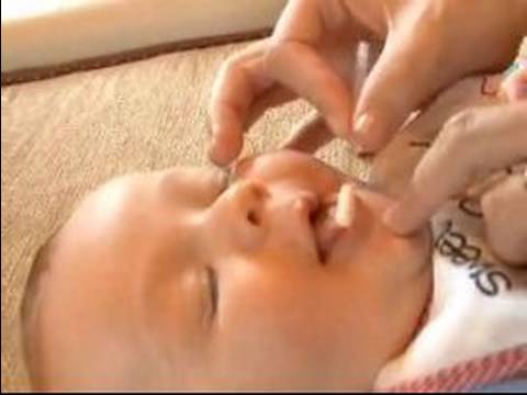 Nasıl Ağlayan Bir Bebeği Durdurmak İçin : Ağlayan Bebekler Ve Diş Çıkarma İçin Ağrı Kesiciler 