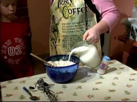 Nasıl Cook Çocuklarla: Yardım Çocuklar Eklemek Süt Karışımı Gözleme Resim 1