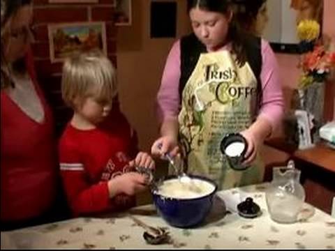 Nasıl Cook Çocuklarla: Yardım Çocuklar Eklemek Tuz Karışımı Gözleme