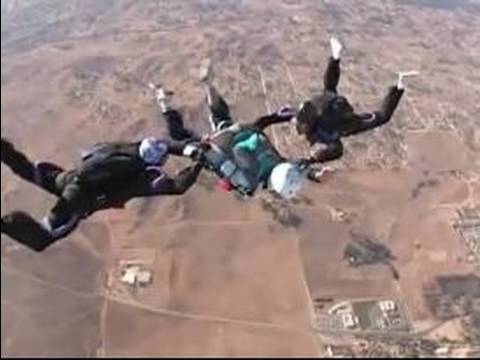 Skydiving Yaparken Bir Paraşüt Dağıtma Temelleri Ve Teknikleri Skydiving : 