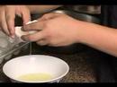 Nasıl Creme Brulee Yapmak: Creme Brûlée İçin Bir Yumurta Sarısı Ayıran Resim 3