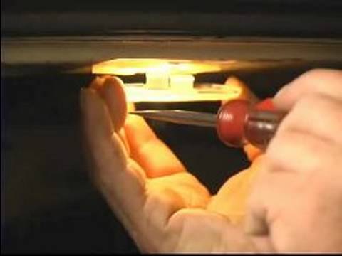 Bir Araba Bagajında Işık Kapağı Kaldırmak İçin Nasıl İç Araba Işık değiştirme :  Resim 1