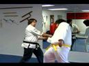 Wristlock Dıştan Jujitsu : Nasıl Jujitsu Bir Wristlock Bıçak Darbesi Yapmak  Resim 3