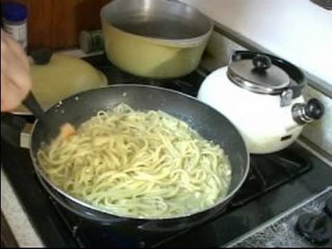 Deniz Tarağı Soslu Linguini Tarifi Talimatları: Ekleme Parmesan Pişirirken Linguini Ve İstiridye Sosunu Resim 1