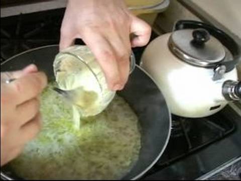 Deniz Tarağı Soslu Linguini Tarifi Talimatları: Pişirirken Suyu Ekleyerek Linguini Ve İstiridye Sosunu