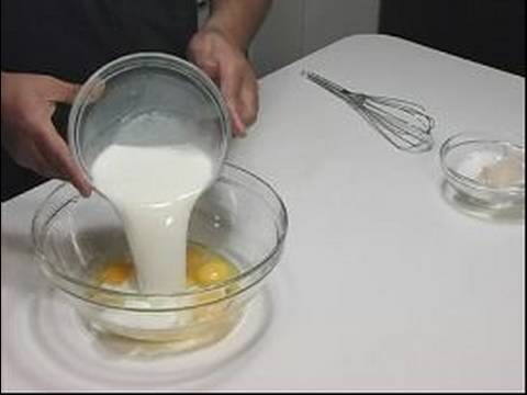 Nasıl Soğan Halkası Yapmak: Soğan Halkası Hamuru İçin Yumurta Ve Sütü Karıştırın Resim 1