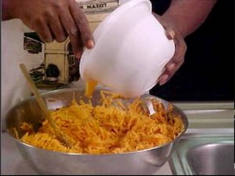 Nasıl Tatlı Patates Pone Yapmak İçin : Tatlı Patates Pone İçin Yumurta Ekleyin 
