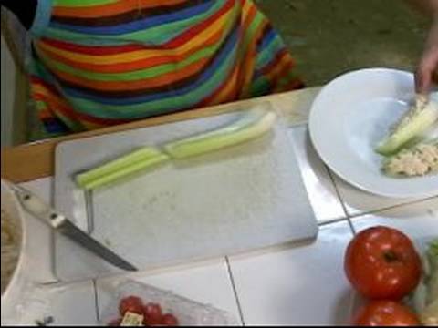 Nasıl Yapmak Ve Ton Balığı Salatası Hizmet: Ton Balıklı Salata Kereviz Sopa Üzerinde Hizmet Veren