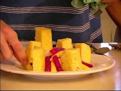 Sağlıklı Ham Yemek Tarifleri: Kesme Ve Ananas Meyve Salatası İçin Şekillendirme