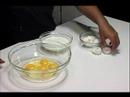 Nasıl Soğan Halkası Yapmak: Soğan Halkası Hamuru İçin Yumurta Ve Sütü Karıştırın Resim 3