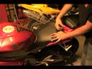 Nasıl Motosiklet Bujileri Değiştirmek İçin: Bir Motosiklet Koltuk Yerine Resim 4