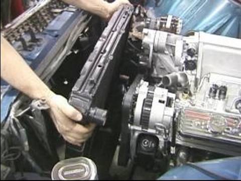 Bir Ford Chevy Motor Yüklemede Bitirme: Nasıl Bir Radyatör Yüklemek İçin Resim 1