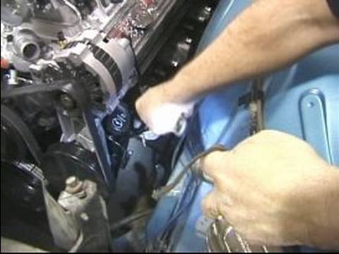 Bir Ford Chevy Motor Yüklemede Bitirme: Nasıl Bir Yağ Çubuğu Yüklemek İçin