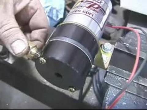 Bir Ford Chevy Motor Yüklemede Bitirme: Nasıl Bir Yakıt Pompası Uyacak