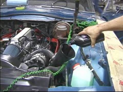 Bir Ford Chevy Motor Yüklemede Bitirme: Otomobil Yağları Kurulur