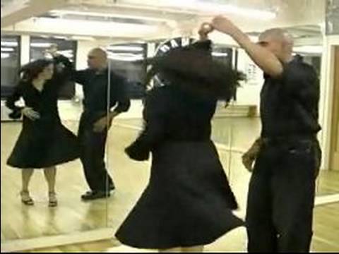 Latince Bachata Dansı Yapmayı: Nasıl Kapalı Konumda Bachata Dansı Döner Resim 1