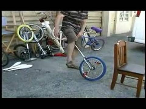 Nasıl Bir Tek Tekerlekli Sirk Bisikletine Binmek: Çerçeve Üzerinde Ayak İle Tek Tekerlekli Sirk Bisikletine Binme Resim 1