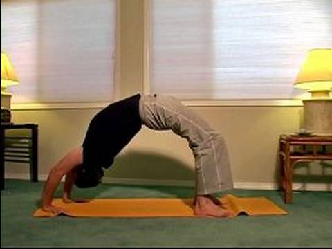 Nasıl Güç Yoga Yapmak : Bir Üst Yay Güç Yoga Pose Yapıyor 