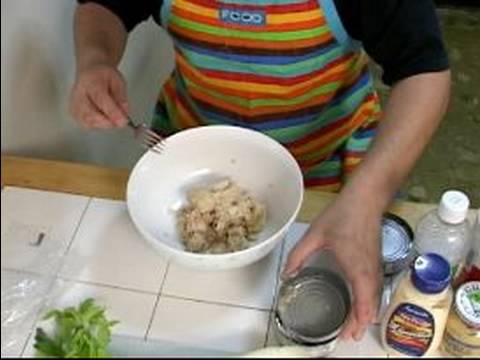 Nasıl Yapmak Ve Ton Balığı Salatası Hizmet: Ton Balıklı Salata İçin Sirke Ekleyin