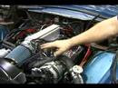 Bir Ford Chevy Motor Yüklemede Bitirme: Bilgisayar Sensörler Bir Arabaya Kurulur