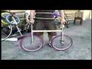 Nasıl Bir Tek Tekerlekli Sirk Bisikletine Binmek: Bir Salıncak Bisiklet Unicycle Gösteri