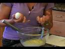 Nasıl Bisküvi : Bisküvi Pişirme Yumurtaları Ekleyin 