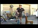 Nasıl Bir Tek Tekerlekli Sirk Bisikletine Binmek: Çerçeve Üzerinde Ayak İle Tek Tekerlekli Sirk Bisikletine Binme Resim 3