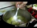 Nasıl Fransız Soğan Çorbası Yapmak: Fransız Soğan Çorbası İçin Unu Ekleyin Resim 3