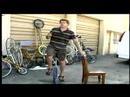 Nasıl Bir Tek Tekerlekli Sirk Bisikletine Binmek: Çerçeve Üzerinde Ayak İle Tek Tekerlekli Sirk Bisikletine Binme Resim 4