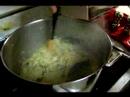 Nasıl Fransız Soğan Çorbası Yapmak: Fransız Soğan Çorbası İçin Unu Ekleyin Resim 4