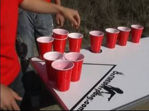 Nasıl Bira Pong Play: Bir Tablo İçin Bira Pong Ayarlama