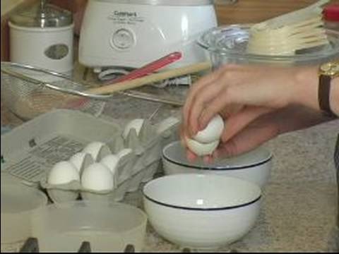 Nasıl Eggnog Dondurma Yapmak İçin : Yumurta Likörü Dondurma İçin Yumurtaları Ayırmak  Resim 1