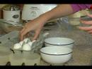 Nasıl Eggnog Dondurma Yapmak İçin : Yumurta Likörü Dondurma İçin Yumurtaları Ayırmak  Resim 3