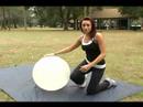 Nasıl Egzersiz Topu Kullanılır: An Antreman Top Kullandıktan Sonra Uzanıyor Aşağı Soğutma Resim 3