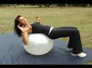 Nasıl Egzersiz Topu Kullanılır: Çapraz Crunch Egzersiz Egzersiz Topu Üzerinde Resim 3