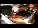 Nasıl Çikolata Soslu Kek Yapmak: Nasıl Çikolata Soslu Kek Karışımı Bir Tavada Yere Resim 4