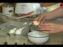 Nasıl Eggnog Dondurma Yapmak İçin : Yumurta Likörü Dondurma İçin Yumurtaları Ayırmak  Resim 4
