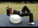 Nasıl Egzersiz Topu Kullanılır: Çapraz Crunch Egzersiz Egzersiz Topu Üzerinde Resim 4