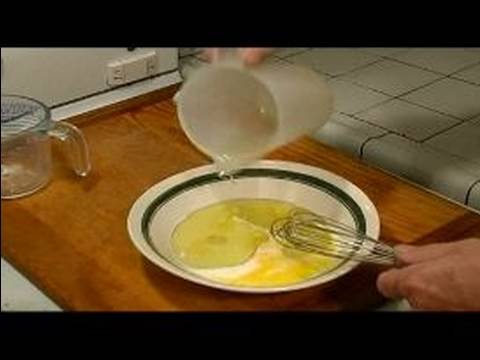 Beyaz Fasulye Çorbası Tarifi İle Jambon Hocks: Mısır Ekmeği Tarifi İçin Islak Malzemeyi Karıştırma