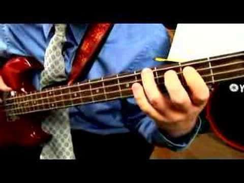 G Düz Bas Gitar Çalan : G Düz Bir Ölçek Oynamak İçin Bir Bölüm Tedbirler Yürürken 