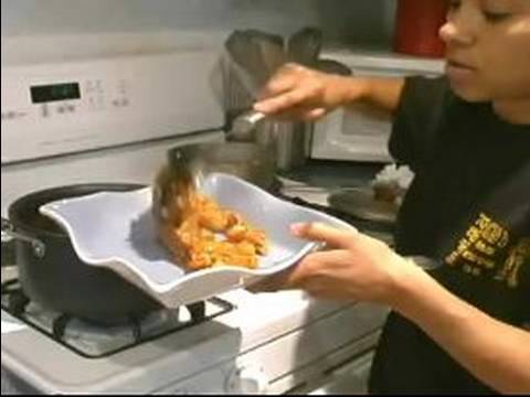 Nasıl İspanyolca Tavuk Fricassée Yapmak: Hizmet İspanyolca Tavuk Yahnisi Pirinç