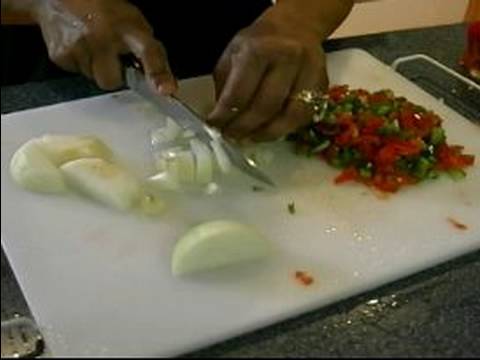 Nasıl İspanyolca Tavuk Fricassée Yapmak: İspanyolca Tavuk Yahni Pişirmek İçin Sebzeleri Karıştırma Resim 1