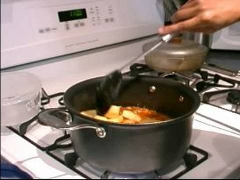 Nasıl İspanyolca Tavuk Fricassée Yapmak: Patates İspanyol Tavuk Yahni Pişirmek İçin Ekleme