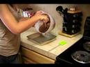 Sebzeli Kek Yapmak: Kek Hamuru Bir Tavaya Dökün