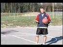 Basketbol Matkaplar Ve Teknikleri Geçen: Çalışan Bir Basketbol Bounce Pas Uzattı Resim 3