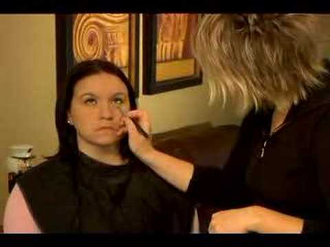 Profesyonel Makyaj İpuçları: Zarif, Şık Bir Görünüm Elde Etmek Nasıl: Nasıl Zarif Gözleri Aydınlatmak İçin