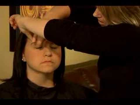 Profesyonel Makyaj İpuçları: Zarif, Şık Bir Görünüm Elde Etmek Nasıl: Zarif Gözler İçin Astar Uygulamak Resim 1