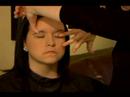 Profesyonel Makyaj İpuçları: Zarif, Şık Bir Görünüm Elde Etmek Nasıl: Zarif Gözler İçin Astar Uygulamak Resim 4