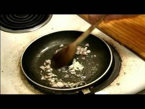 Benedict Louisiane Cajun Yapmak Nasıl Yumurta: Yumurta Benedict Louisiane İçin Sautéing Arpacık Resim 1