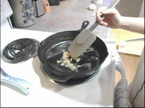 Nasıl Cook Bir Koku Bombası İle Yapılır: Browning Sarımsak Patates Au Graten İçin